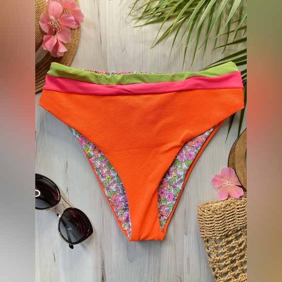 RARE Maaji 🌺 Reversible Suzy V High Rise Floral Bottoms 🐠🏄🏼‍♀️☀️ - Picture 1 of 9